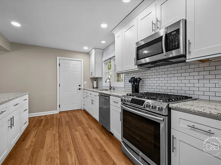 325 Hemlock Ln — Photo 5
