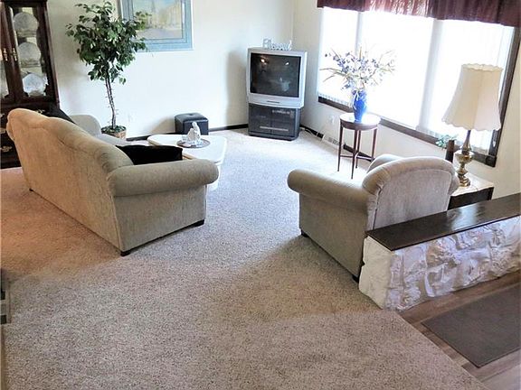 2nd image of 3872 Jeanette Dr SE