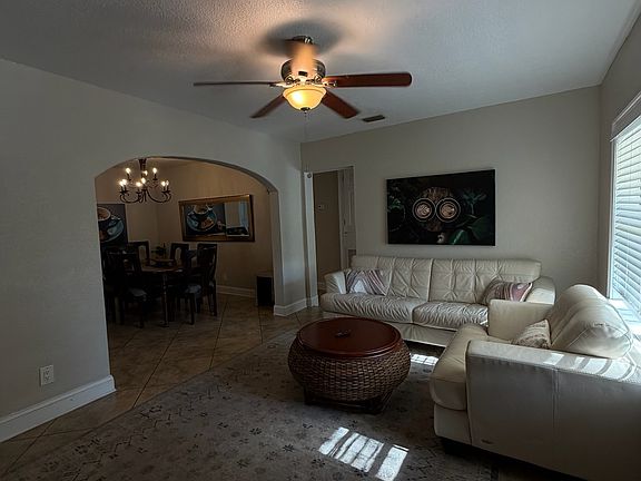 3rd image of 1015 W Coral St