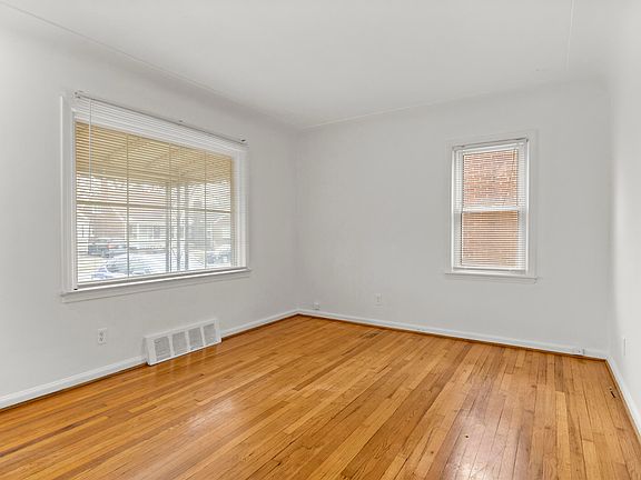 4th image of 8339 Sussex St