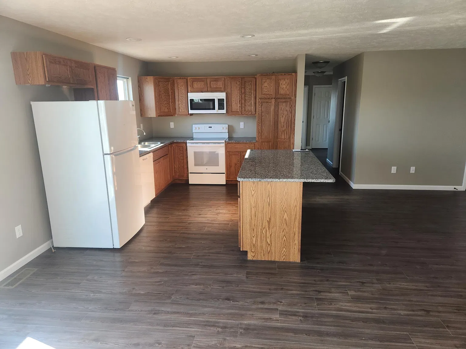 4 bed, 2800 sqft, $2,100 — Photo 3