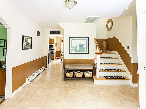 4th image of 313 Twin Oaks Dr