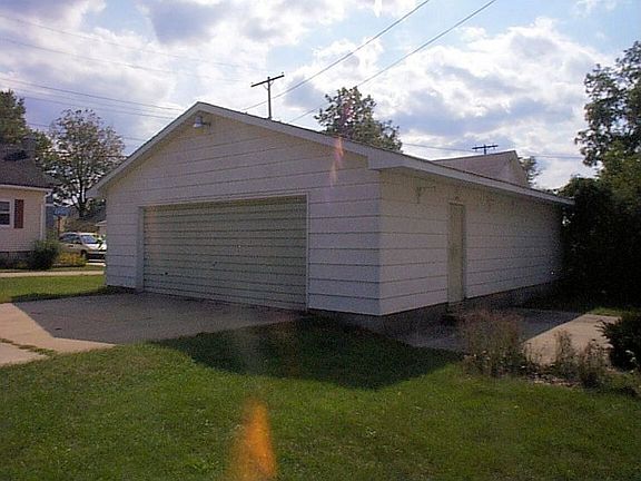 5th image of 222 E Chapin St
