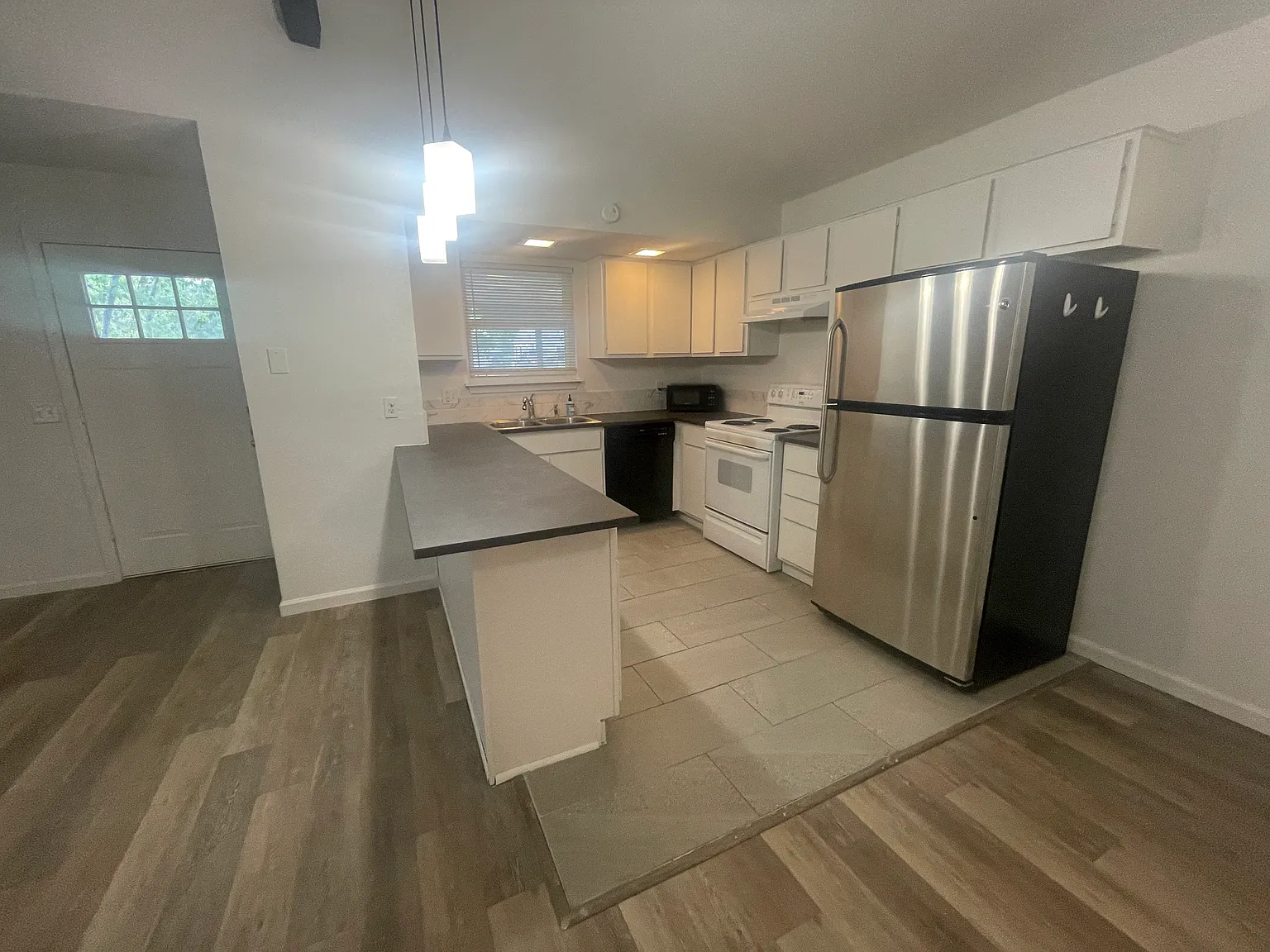 2 bed, 890 sqft, $1,595 — Photo 4