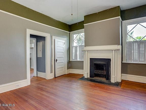 3rd image of 2220 Queens Way