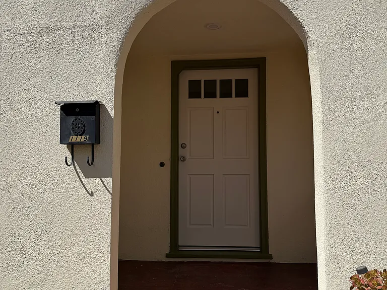 1119 Hopkins Ave — Photo 2