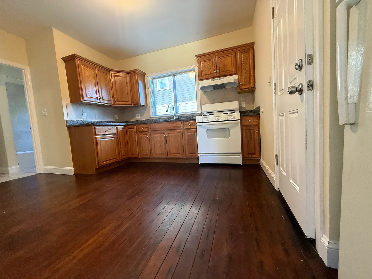3 bed, 9999 sqft, $3,350 — Photo 4