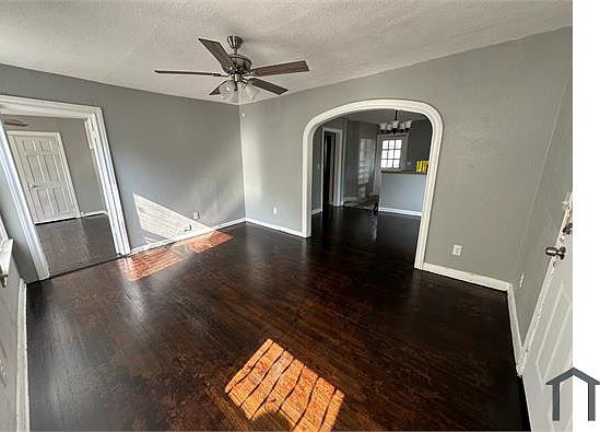 3rd image of 256 Oriental Ave