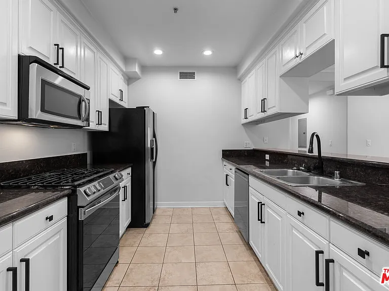 1401 S Saint Andrews Pl #201 — Photo 12