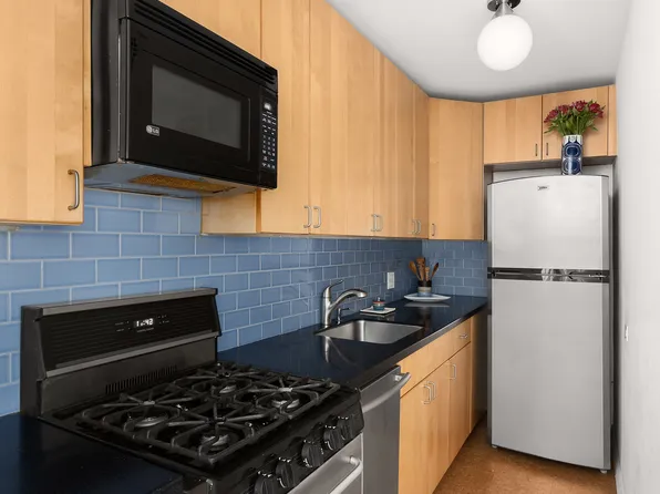 139 East 33rd Street image 7 of 9