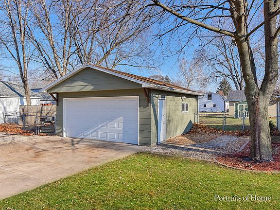 New concrete driveway to 2.5 car garage