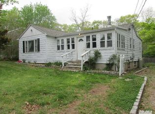 24 Park St, Wading River, NY 11792