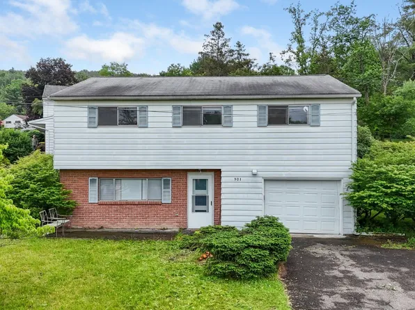 901 Marguerite Ct, Vestal, NY 13850