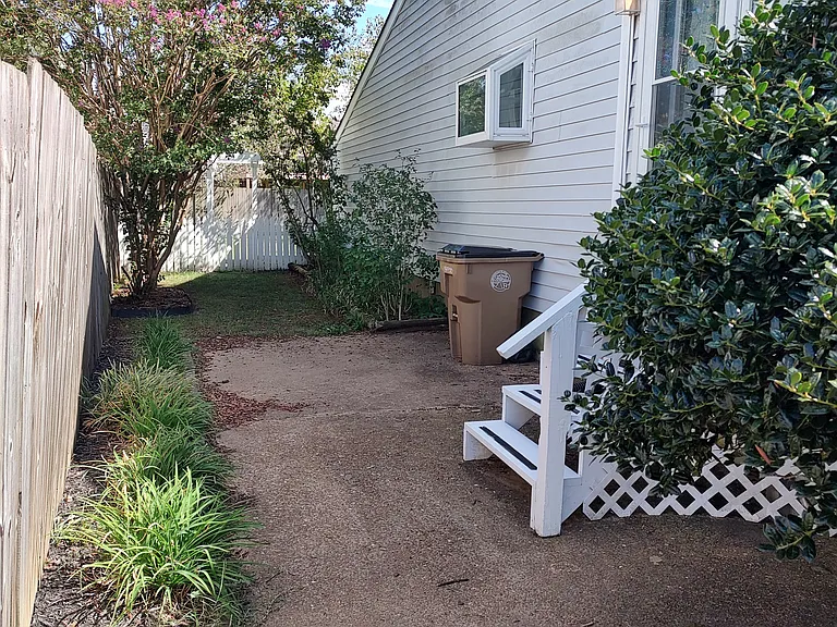 Side of house the leads to the back yard