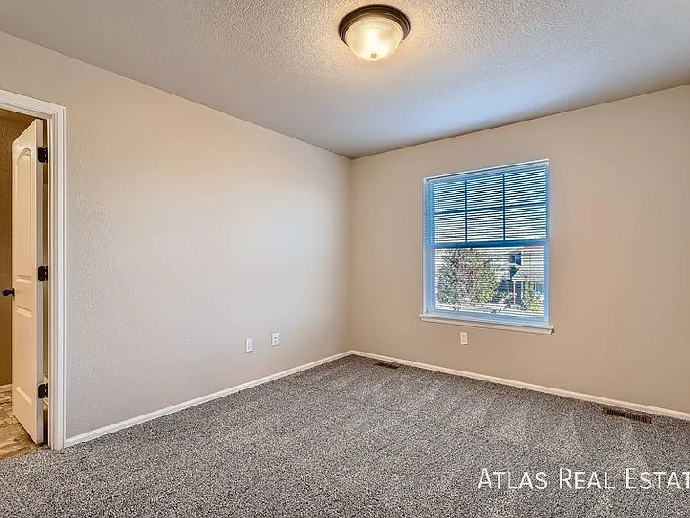 708 Finch Dr — Photo 9