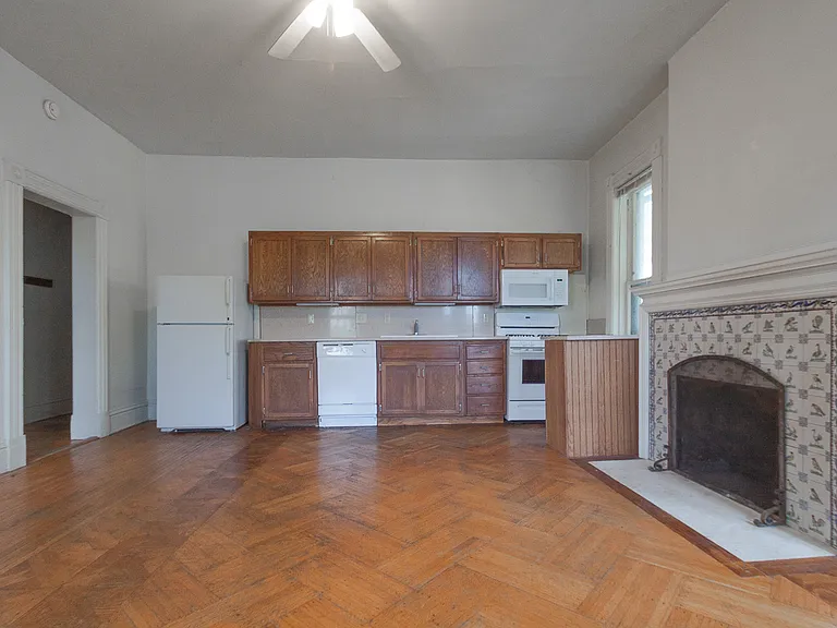 130 E Gorham St — Photo 3