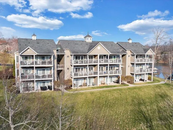 300 S Pointe Shore Dr APT 411, Moneta, VA 24121