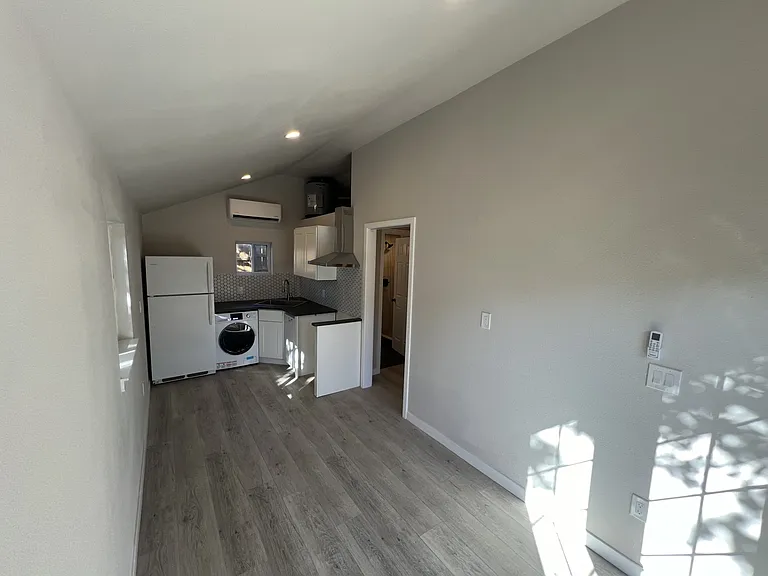 4533 Fillmore St #B — Photo 2