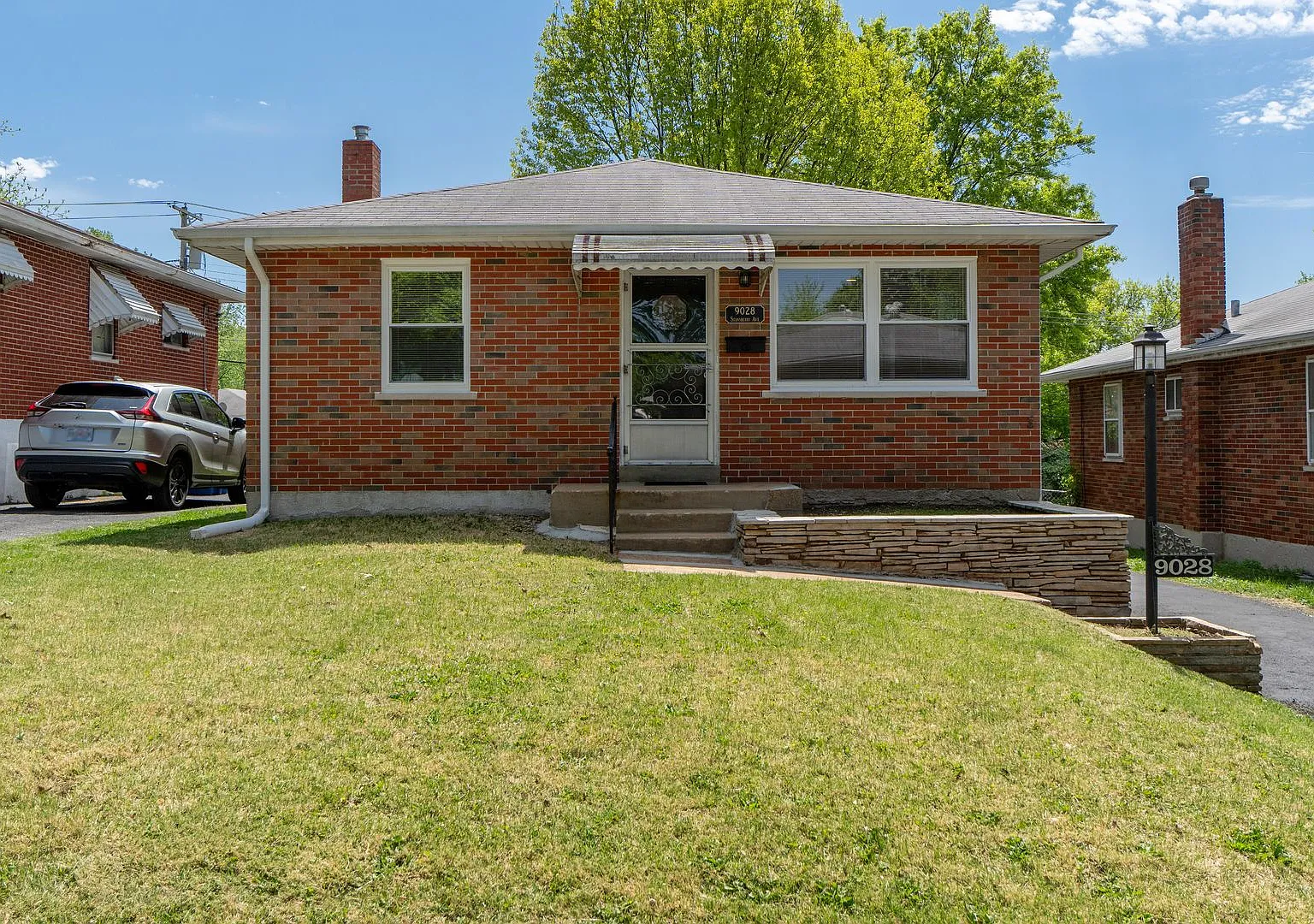 Darling 2 Bedroom Bungalow! — Photo 1