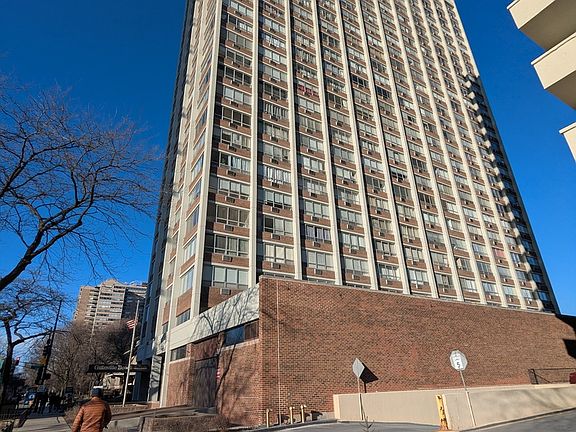 3rd image of 6171 N Sheridan Rd APT 1408