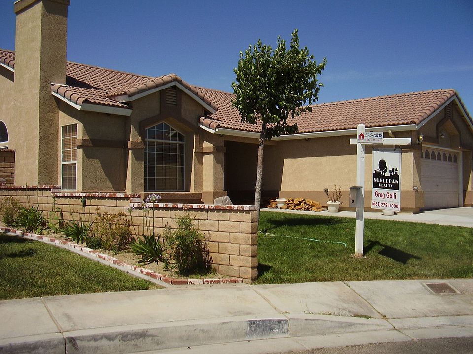 END OF CUL-DE-SAC, HUGE CUSTOM DRIVEWAY!
