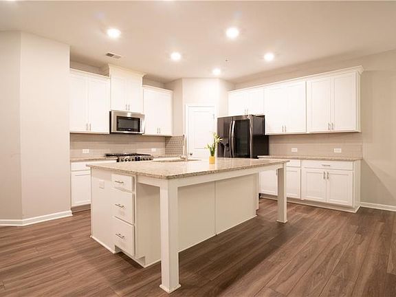 5th image of 525 Duval Dr