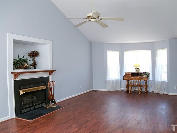 5th image of 105 Bristol Ct