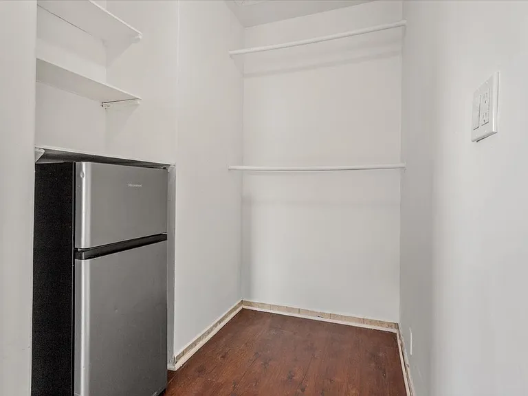 1032 S Redondo Blvd — Photo 5