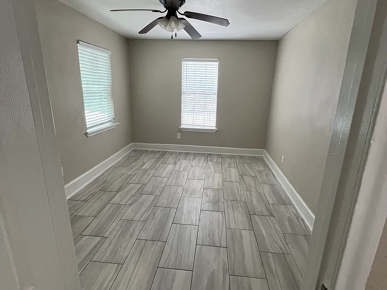 706 S Henderson Ave — Photo 7