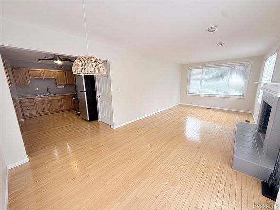 4th image of 2056 Columbia Rd