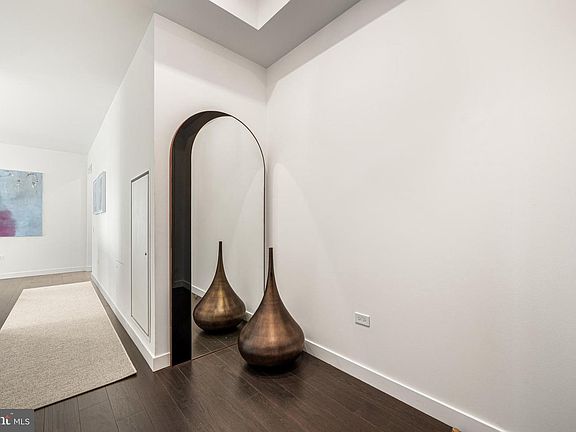 3rd image of 1911 Walnut St #2702