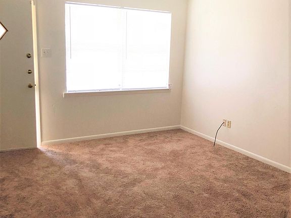 4th image of 2404 Meadow Ln