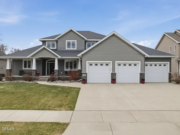5518 Charlie Ray Dr, Grand Forks, ND 58201