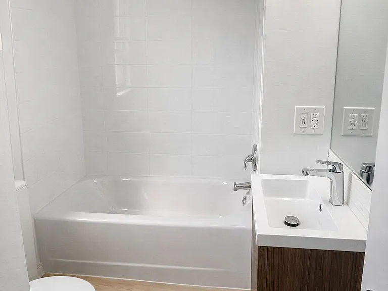 1024 King St E #9 — Photo 9