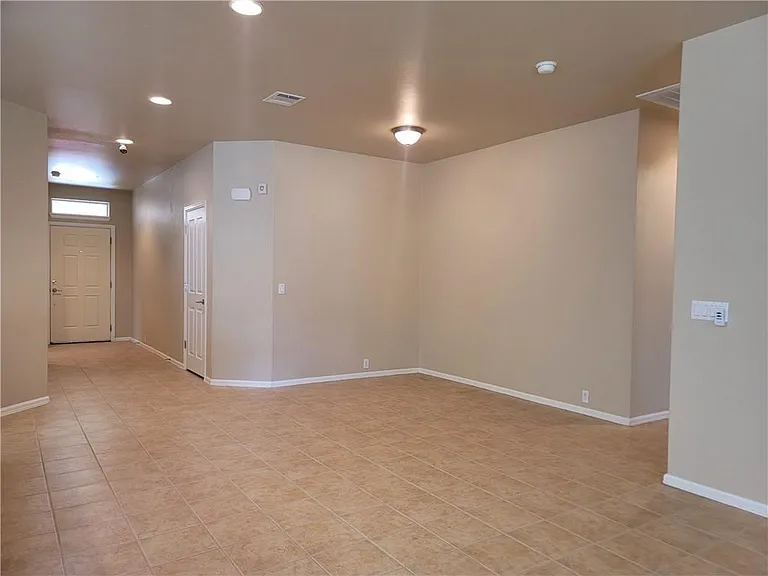 208 Hummingbird Ln — Photo 10