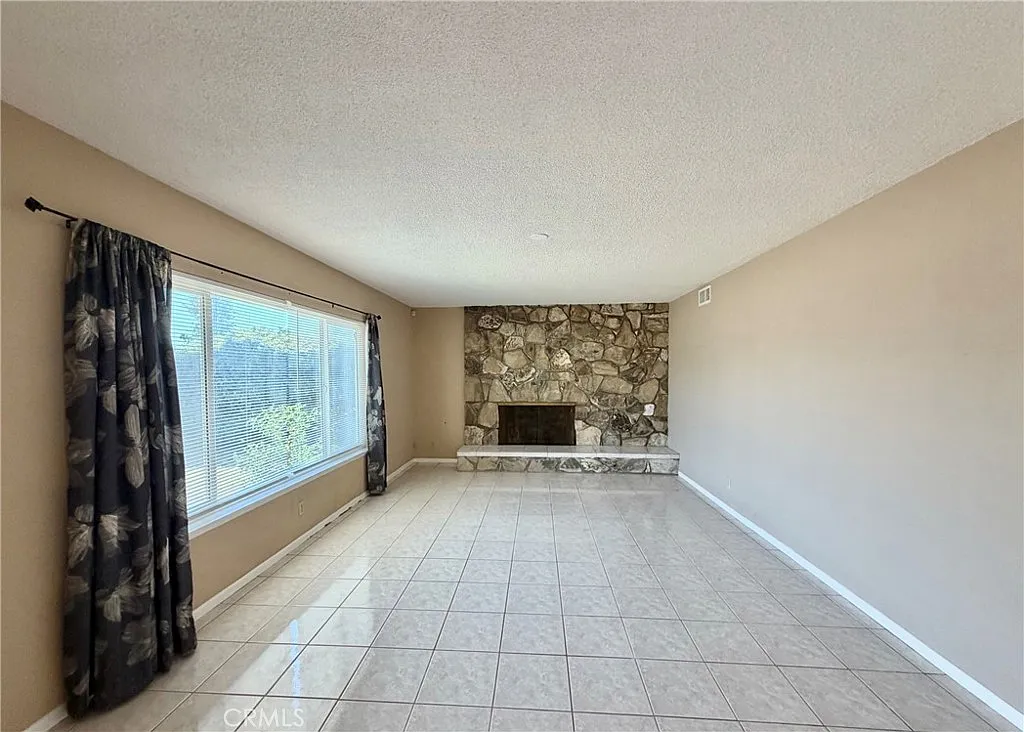 3 bed, 1997 sqft, $3,000 — Photo 4