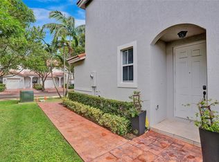 1016 NE 208th St, Miami, FL 33179