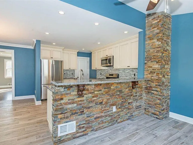 209 Ivy St — Photo 2