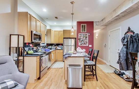 3rd image of 1922 W Diversey Pkwy #2