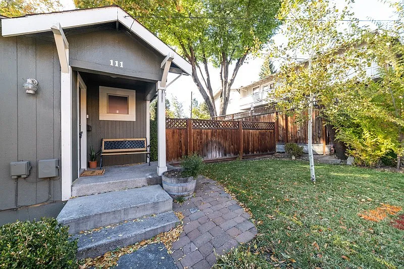 Amazing location! Landscaping included! Located between Downtown and The Box Factory! — Photo 2