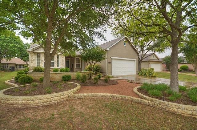 Gorgeous landscaping and a Front Courtyard welcomes your guests to this wonderful Sun City Texas Dickinson located in choice Neighborhood 11, near local shopping and amenities.