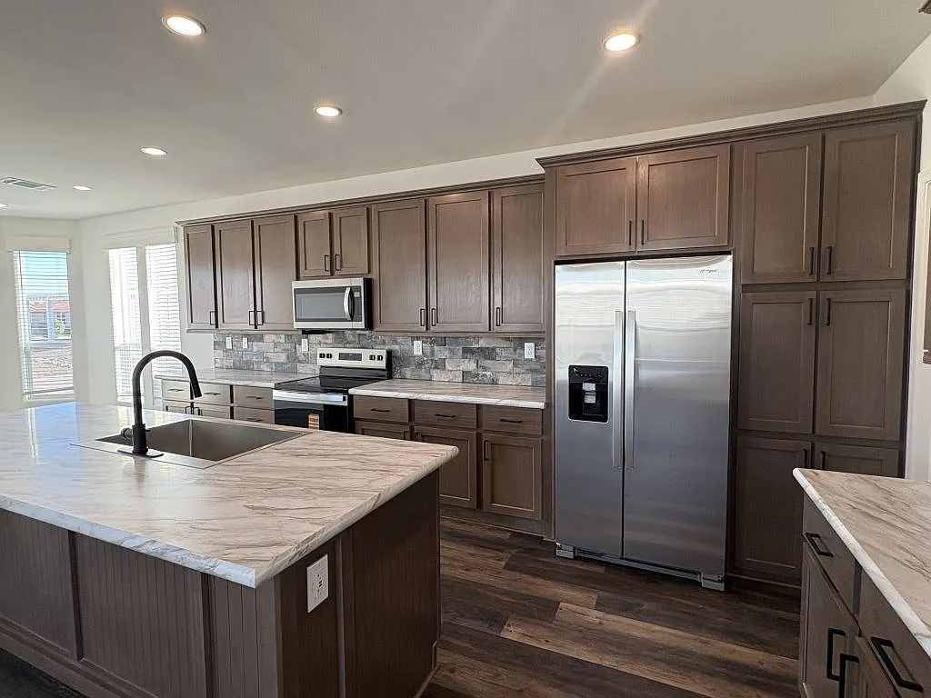 3 bed, 2.0 bath, 1608 sqft, $1,699 — Photo 2