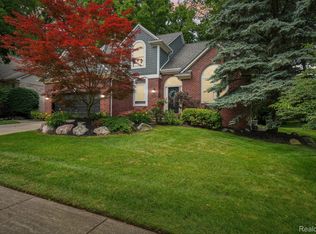 678 Twin Oaks Ct, Rochester Hills, MI 48307