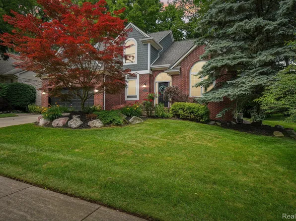 678 Twin Oaks Ct, Rochester Hills, MI 48307