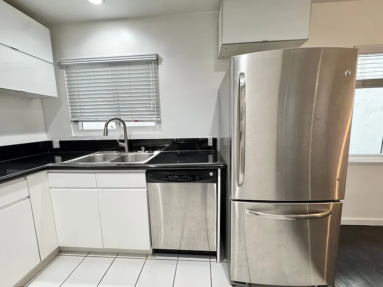 307 S Clark Dr — Photo 13