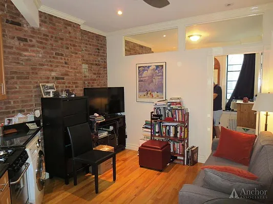 Rented by Anchor Associates | media 22