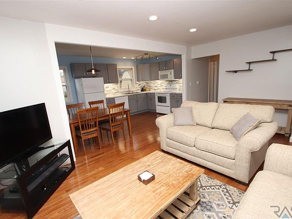 3rd image of 1708 S Olive Dr