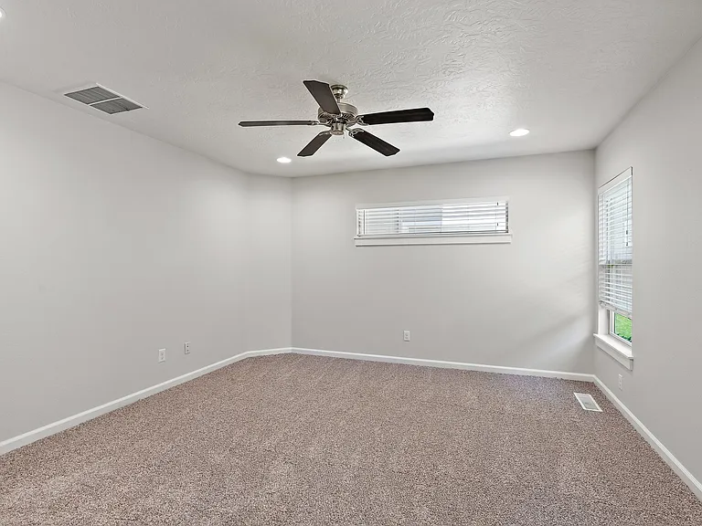 409 W Peck St — Photo 16