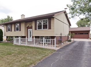 3715 Blue Mound Dr NE, Cedar Rapids, IA 52402