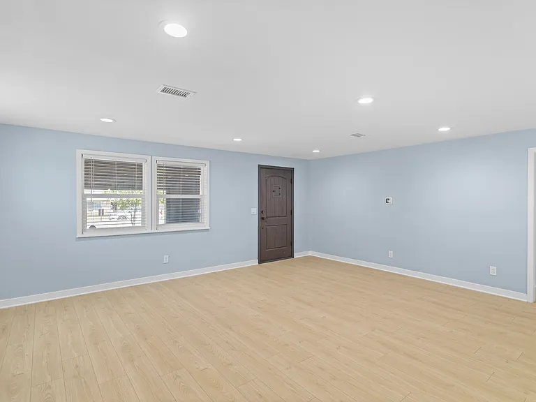 8996 Newport Ave — Photo 9